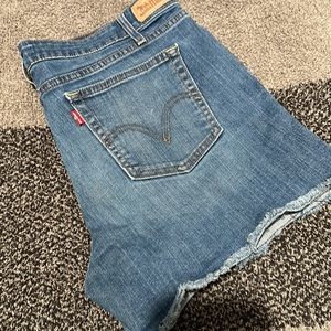 Levi’s Jean shorts!!